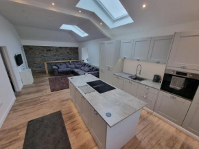 Beautiful 2 bedroom home with private bar below